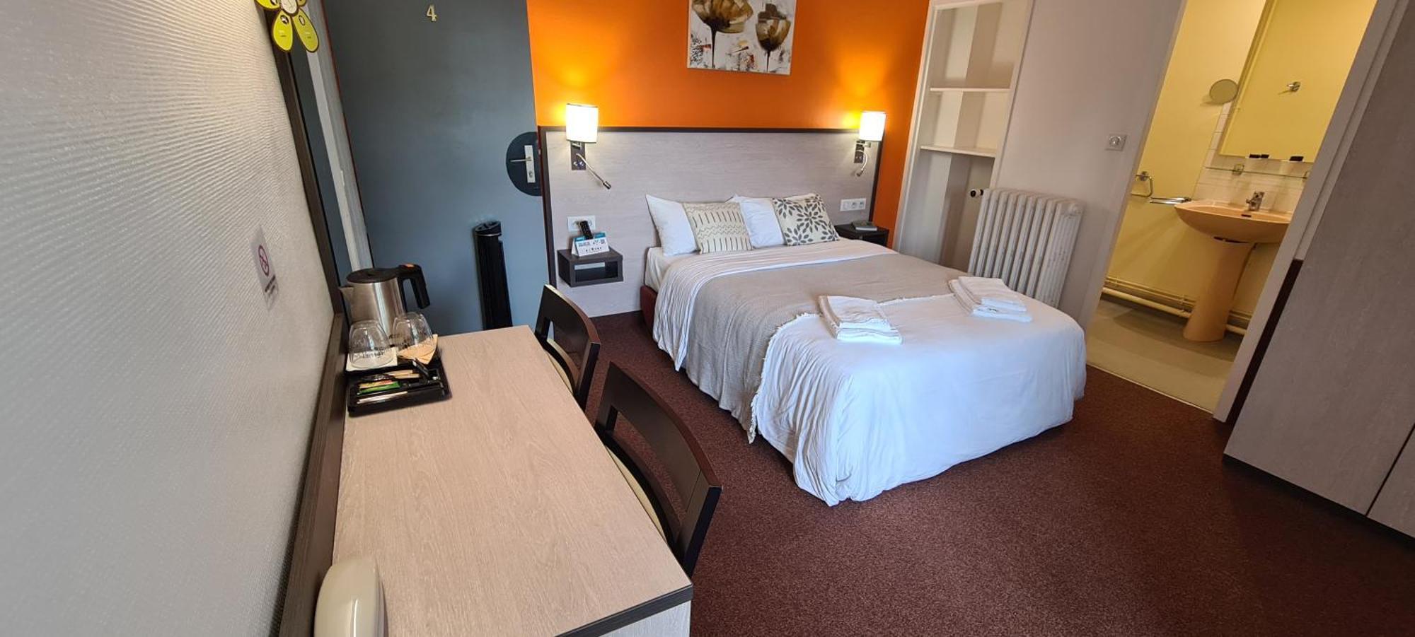 Le 120 - Groupe Logis Hotels - Ex Auberge La Terrasse La Châtaigneraie エクステリア 写真